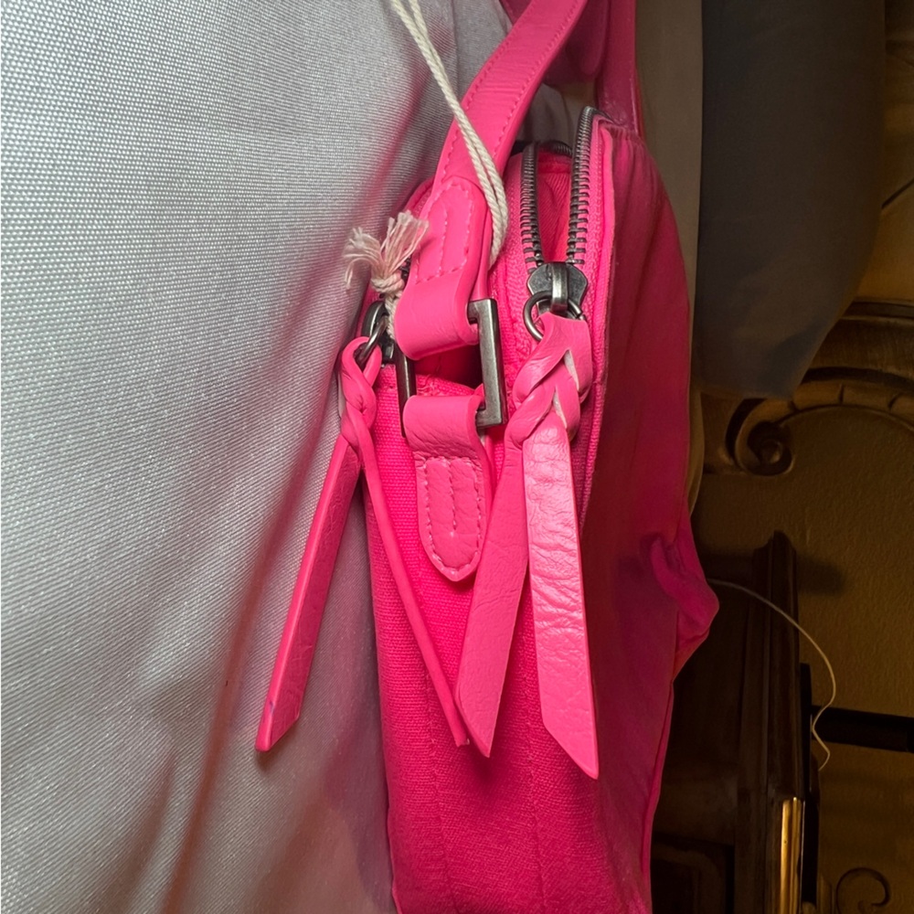 Universal Thread NWT Vibrant Pink Crossbody Bag - Picture 3 of 9